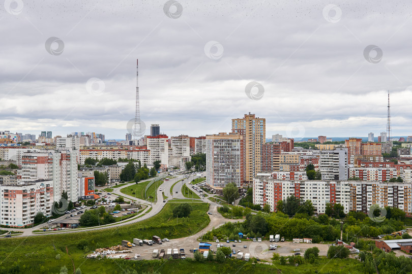 Скачать общий вид пригородного городка с жилым зданием в центре фотосток Ozero