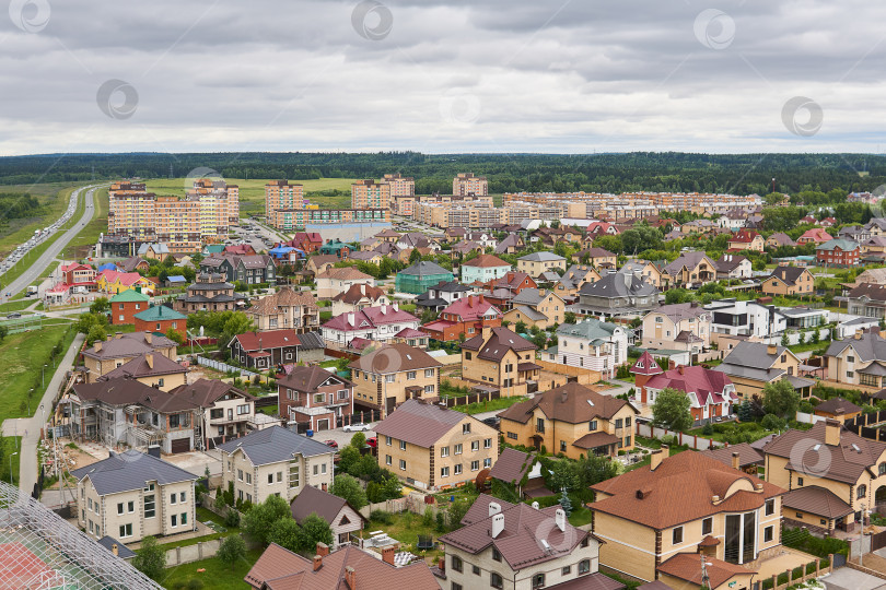 Скачать частные дома в пригородном районе, вид сверху фотосток Ozero