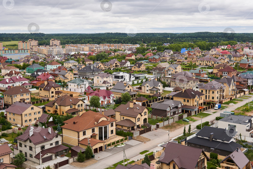 Скачать частные дома в пригородном районе, вид сверху фотосток Ozero