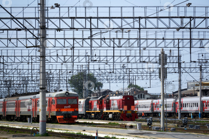 Скачать пассажирские поезда на путях возле платформ железной дороги фотосток Ozero