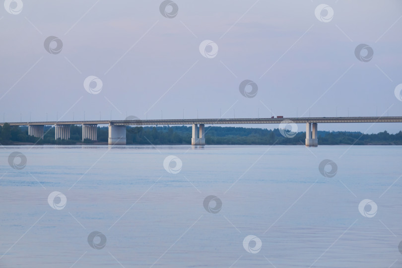 Скачать автомобильный мост через реку в мягком вечернем свете фотосток Ozero