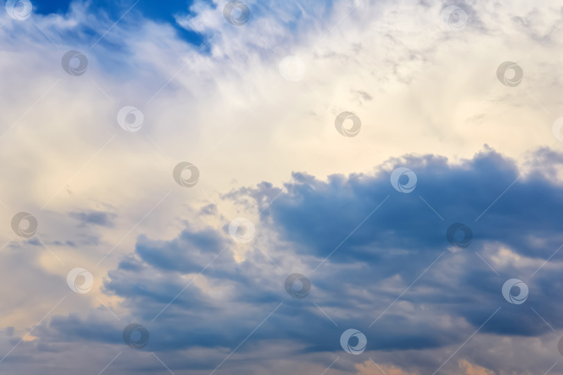 Скачать естественный фон - кучево-дождевое облако на утреннем небе фотосток Ozero