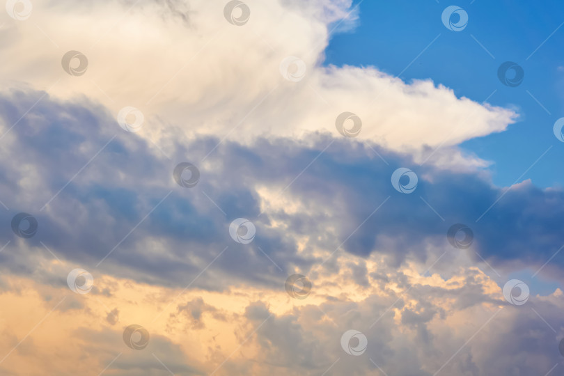 Скачать естественный фон - кучево-дождевое облако на фоне утреннего неба фотосток Ozero