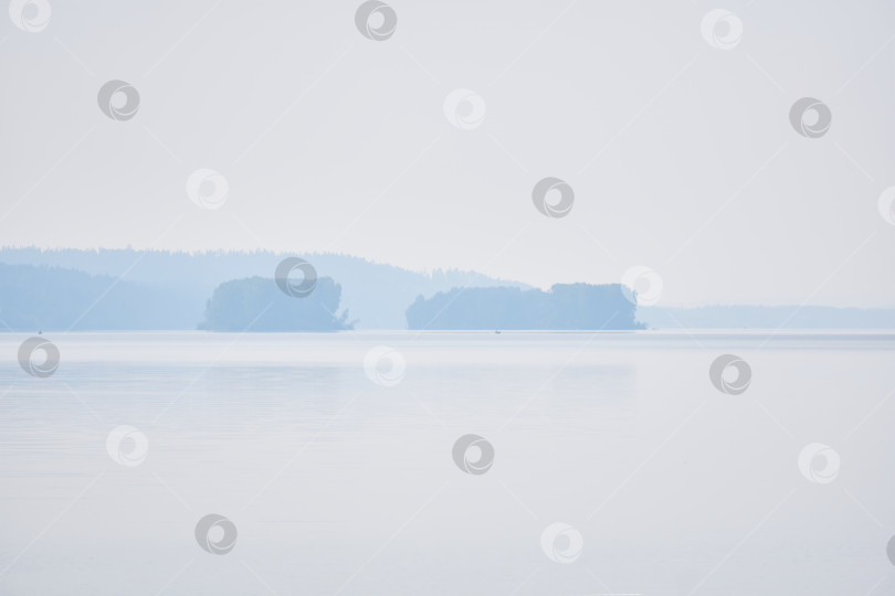 Скачать светлый размытый фон, пейзаж - далекие острова в море фотосток Ozero