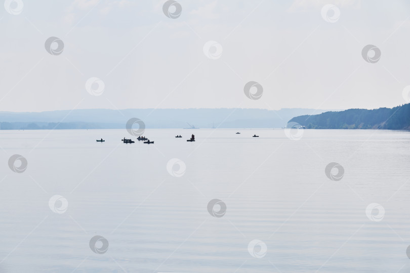 Скачать рыбаки на надувных лодках ловят рыбу на широкой реке утром фотосток Ozero