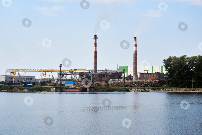 Скачать промышленный пейзаж, целлюлозно-бумажный комбинат со штабелями бревен на фотосток Ozero