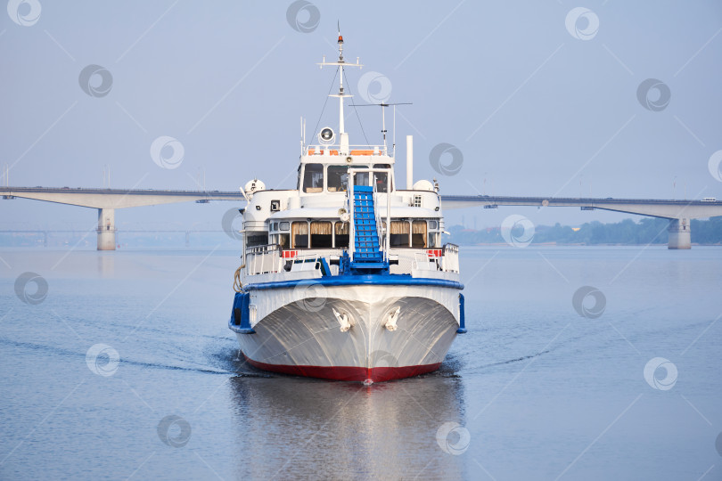 Скачать небольшое пассажирское судно по реке и автомобильному мосту утром фотосток Ozero