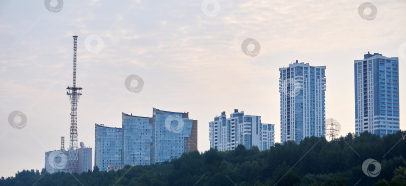 Скачать утренний городской пейзаж на фоне неба, многоэтажное жилое здание фотосток Ozero