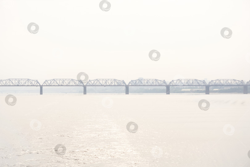 Скачать железнодорожный мост через широкую реку и силуэт далекого фотосток Ozero