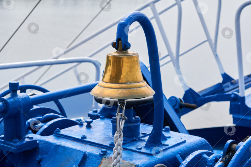 Скачать медный колокол на носовой палубе корабля в пасмурном свете фотосток Ozero