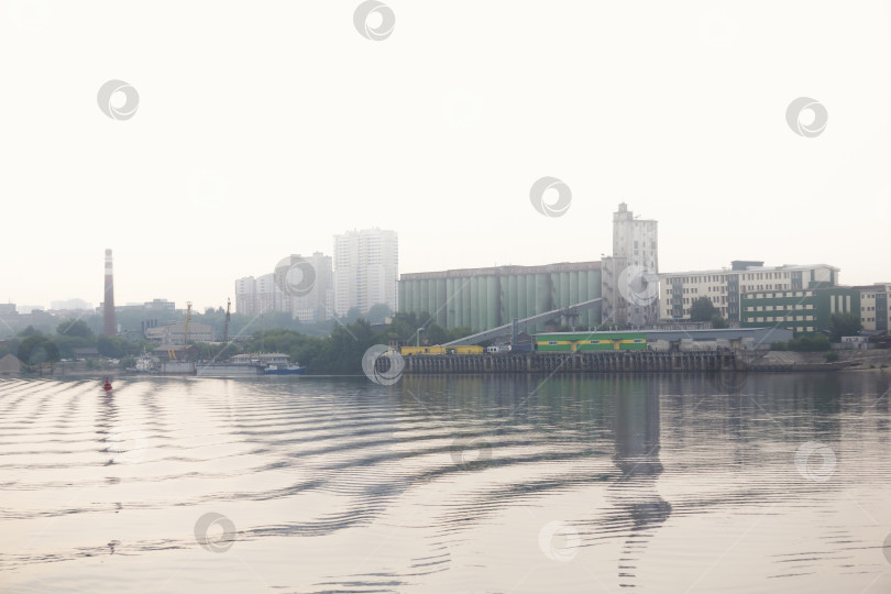 Скачать городской водный пейзаж - промышленный город и грузовой порт в тумане на фотосток Ozero