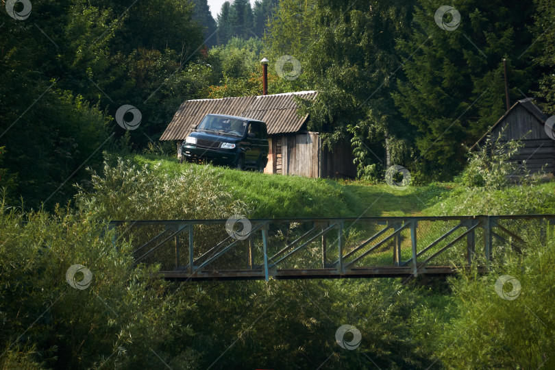 Скачать сельский пейзаж, одинокая усадьба в лесу - бревенчатая хижина, фотосток Ozero