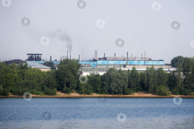 Скачать промышленный пейзаж с фабрикой на берегу реки фотосток Ozero