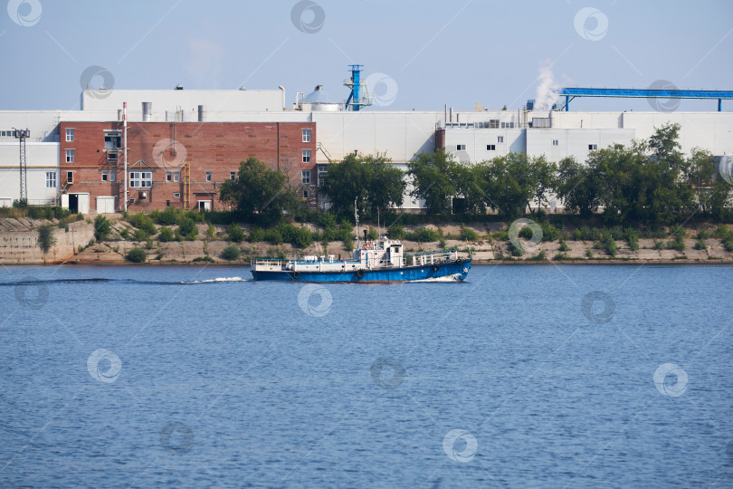 Скачать промышленный пейзаж с фабрикой на берегу реки, фотосток Ozero