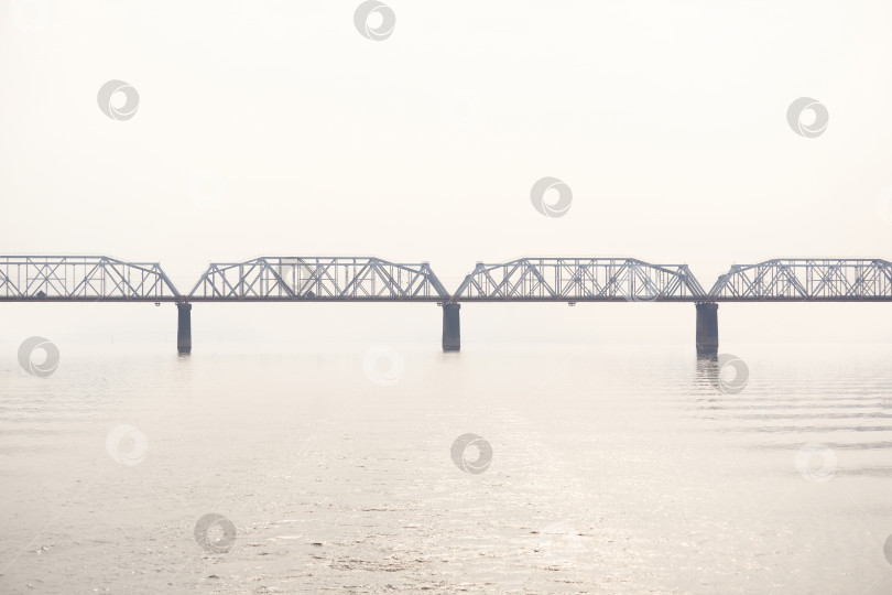Скачать железнодорожный ферменный мост через широкую реку в тумане фотосток Ozero