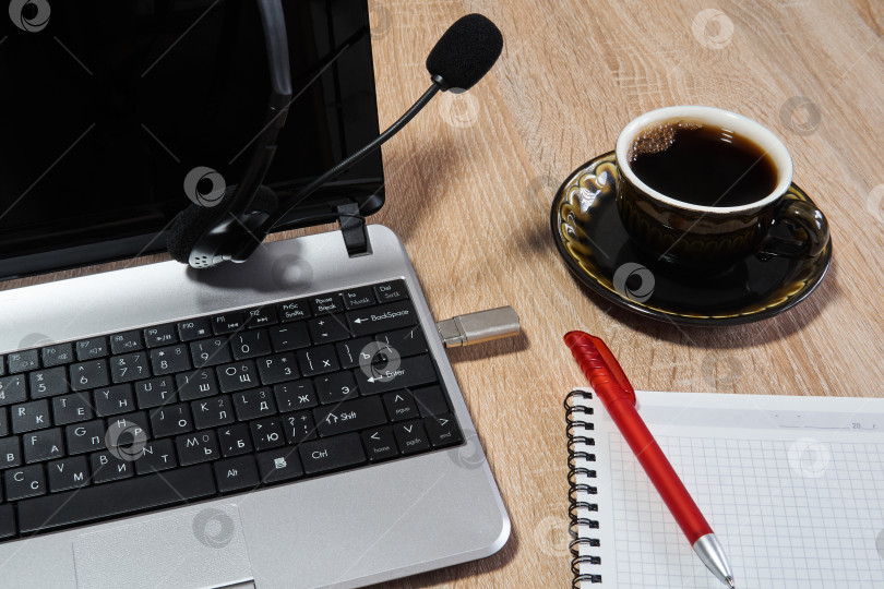 Скачать ноутбук с наушниками, записная книжка с ручкой и чашкой кофе на столе фотосток Ozero