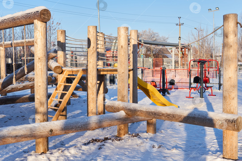 Скачать открытая деревянная общественная игровая площадка в морозный зимний день фотосток Ozero