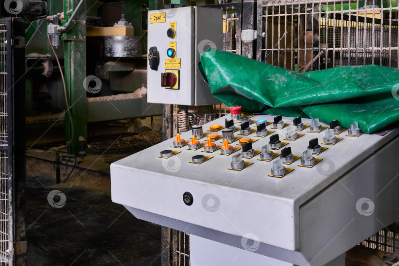 Скачать панель управления автоматизированной производственной линией на современном лесопильном заводе фотосток Ozero
