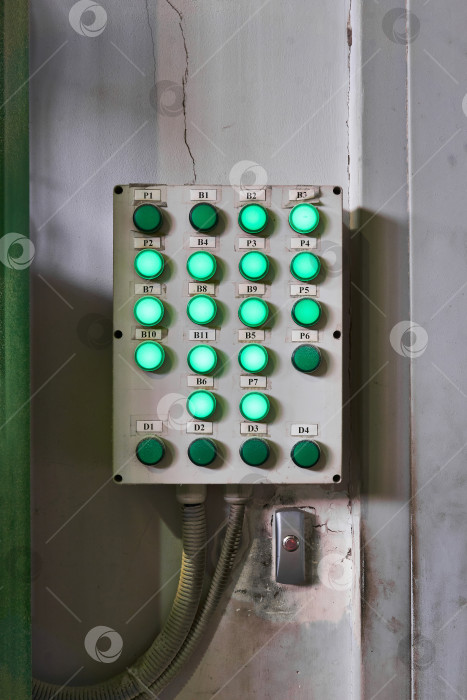 Скачать потрепанная панель управления для некоторых промышленных процессов со светящимся фотосток Ozero