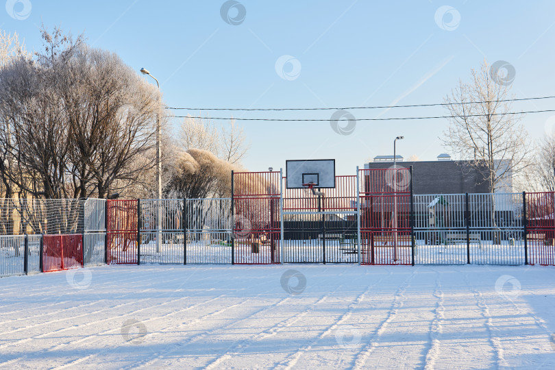 Скачать общественная баскетбольная площадка на открытом воздухе в морозный зимний день фотосток Ozero
