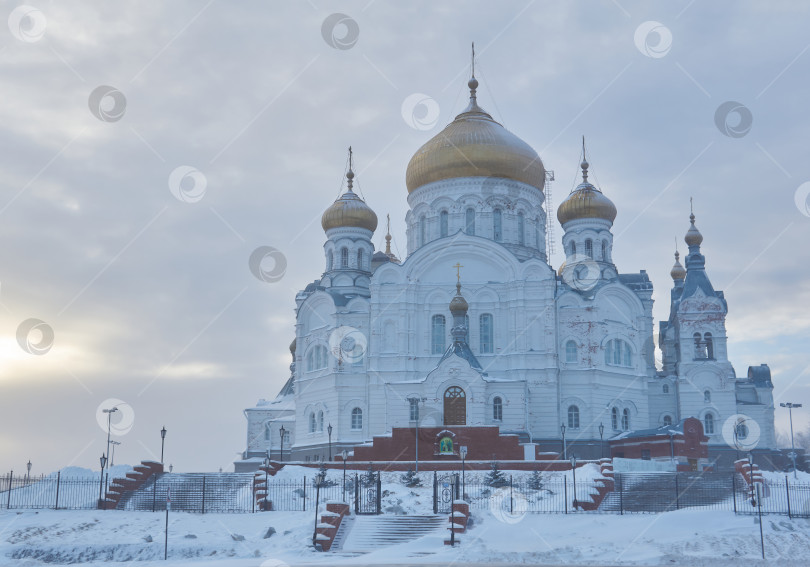 Скачать храм Белогорского женского монастыря в Пермском крае, Россия, в туманный день фотосток Ozero