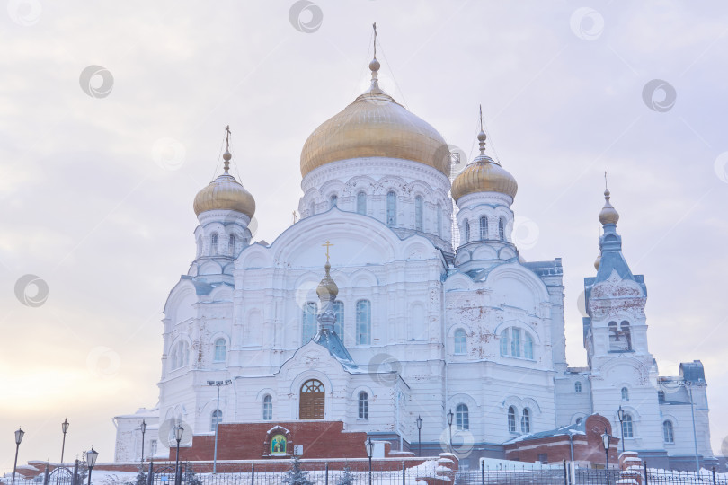 Скачать храм Белогорского женского монастыря в Пермском крае, Россия, в туманный день фотосток Ozero