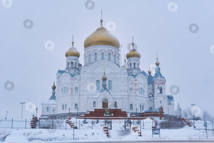 Скачать храм Белогорского женского монастыря в Пермском крае, Россия, в туманный день фотосток Ozero