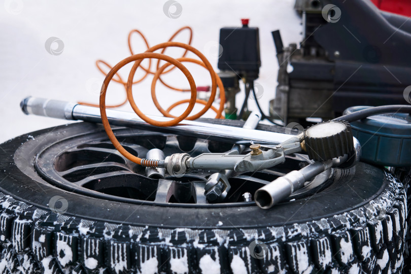 Скачать насос и другое оборудование для замены автомобильных шин на зимнюю резину фотосток Ozero