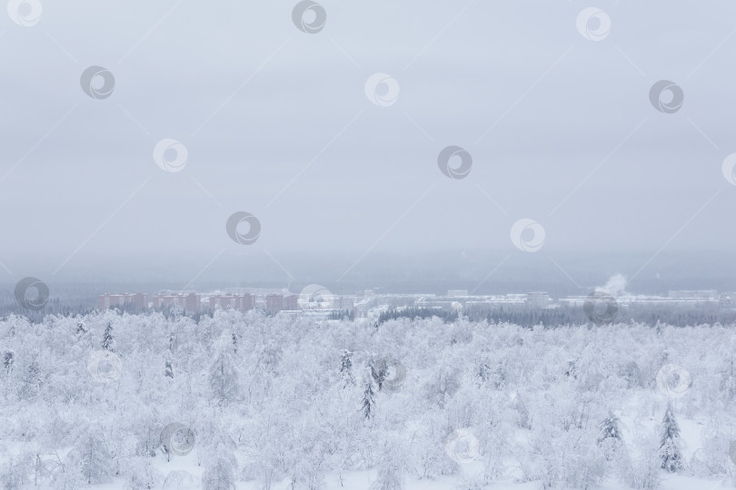 Скачать морозный зимний пейзаж - далекий город в долине посреди фотосток Ozero