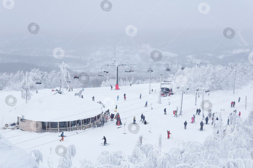 Скачать верхняя станция горнолыжного подъемника и множество лыжников на вершине фотосток Ozero