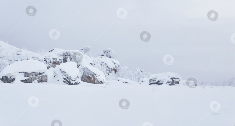 Скачать заснеженные гранитные скалы посреди белого безмолвия под фотосток Ozero