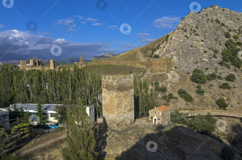 Скачать Средневековая башня и старый храм. фотосток Ozero