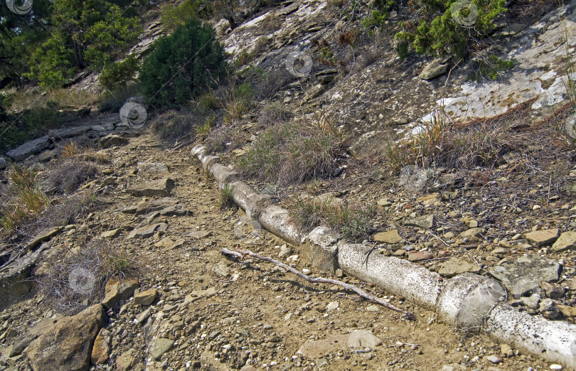 Скачать Старые водопроводные трубы в горах. фотосток Ozero