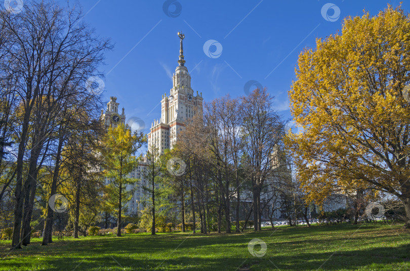 Скачать Главное здание Московского государственного университета. фотосток Ozero