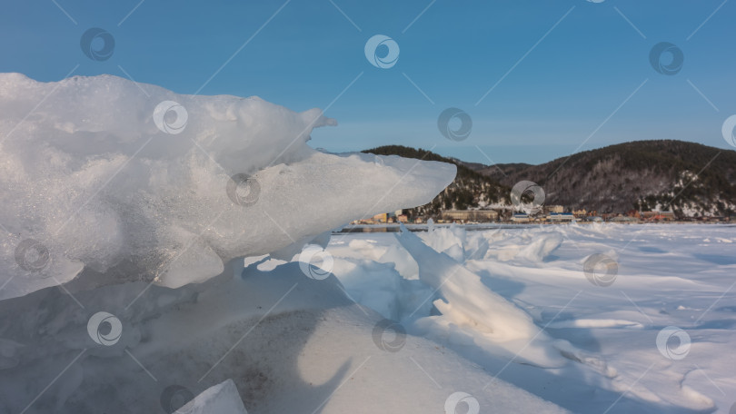 Скачать Слои ледяного снега в беспорядке лежат на замерзшем озере. фотосток Ozero