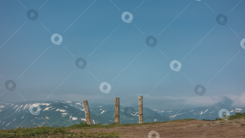 Скачать На холме стоят старые деревянные резные тотемные столбы. фотосток Ozero