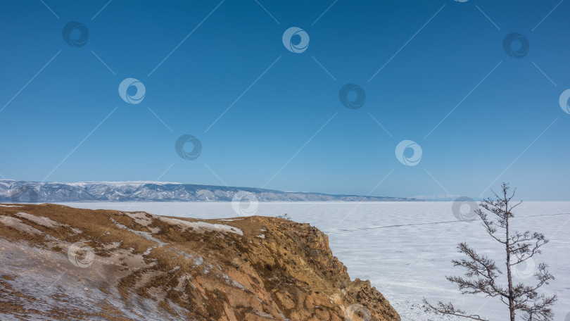 Скачать На замерзшем озере, покрытом снегом, видны следы шин. фотосток Ozero