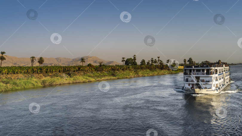 Скачать Круизный лайнер плывет по голубой реке. фотосток Ozero