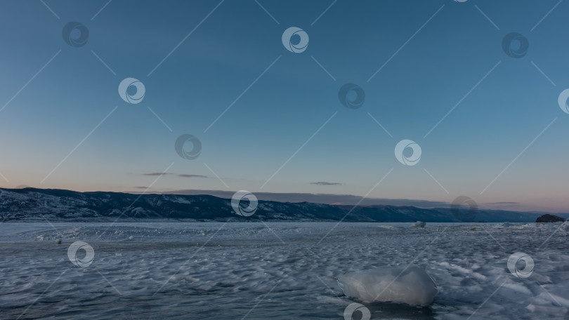 Скачать Вечер на замерзшем озере. Сумерки. фотосток Ozero