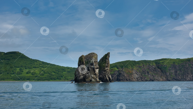 Скачать Крутые живописные скалы возвышаются над океаном. фотосток Ozero