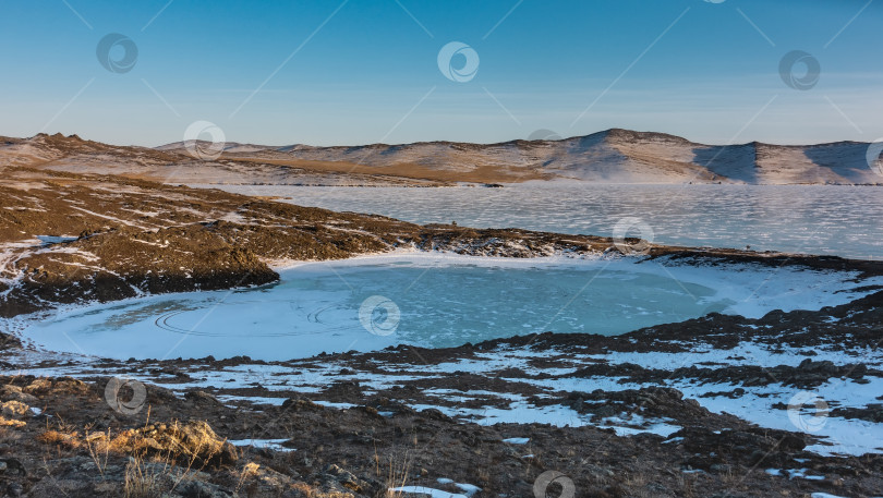 Скачать Небольшое замерзшее озеро в форме сердца, а рядом с ним - большое. фотосток Ozero