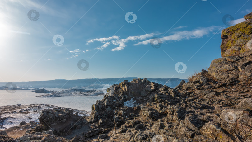 Скачать Зимний сибирский пейзаж. На переднем плане - живописная гранитная скала фотосток Ozero