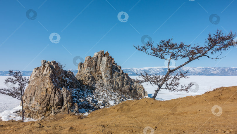 Скачать Живописная двуглавая скала, лишенная растительности фотосток Ozero