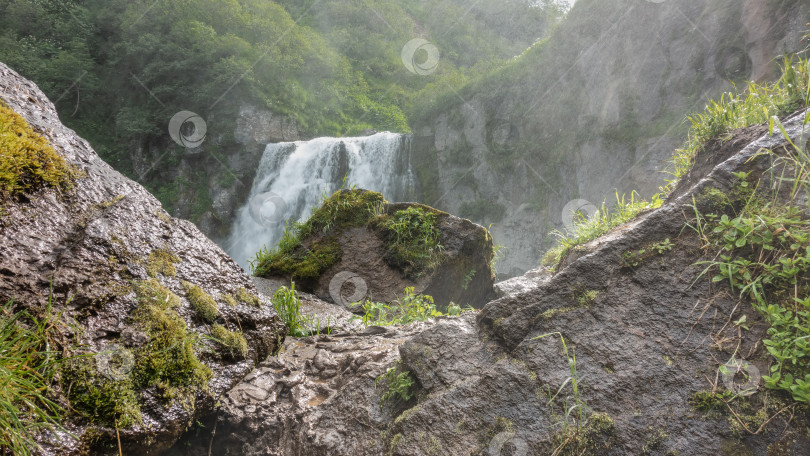 Скачать Водопад обрушивается в ущелье. фотосток Ozero