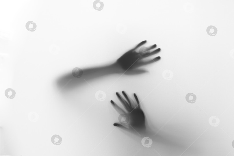Скачать Расфокусированный силуэт руки за матовым стеклом в черно-белом режиме фотосток Ozero