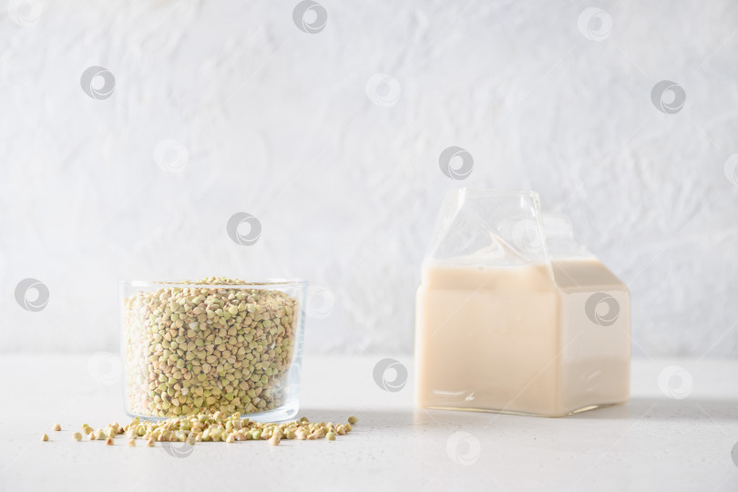 Скачать Веганское зеленое гречневое молоко в стакане, заменитель молока на растительной основе. фотосток Ozero