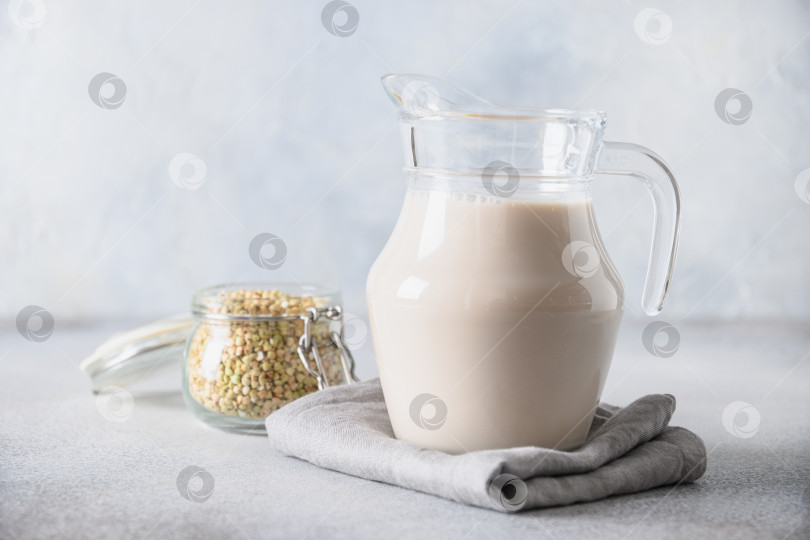 Скачать Веганское зеленое гречневое молоко в стакане, заменитель молока на растительной основе. фотосток Ozero