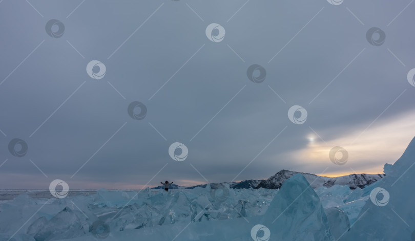 Скачать На замерзшем озере - глыба блестящих бирюзовых торосов. фотосток Ozero