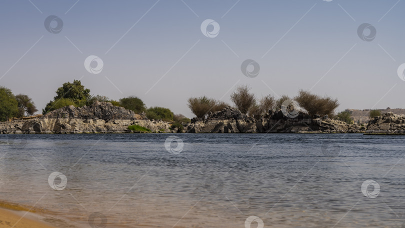 Скачать Голубая река Нил течет спокойно. фотосток Ozero