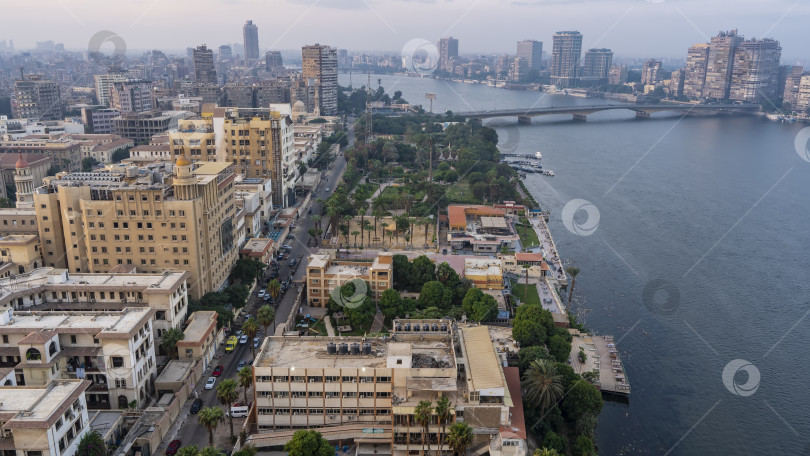 Скачать Каир с высоты. Виден голубой Нил и мост через него. фотосток Ozero